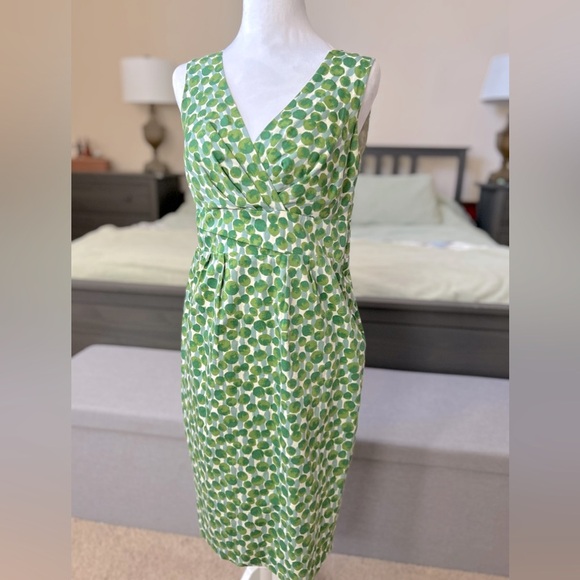 Boden Dresses & Skirts - Boden green polka dot V-neck sheath dress, size 6R.